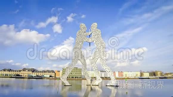 德国柏林斯普里河上的人物雕塑视频