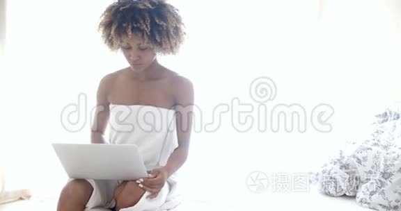 年轻女子在房间里使用电脑视频