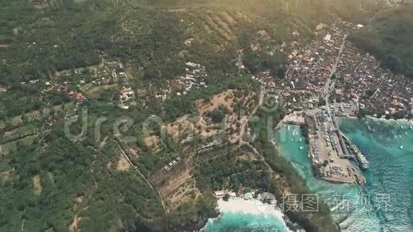 热带岛屿高空钻顶景观视频