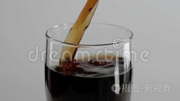 在玻璃杯中倒入冰冷的可乐视频