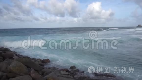 海浪对悬崖或海岸线的影响视频