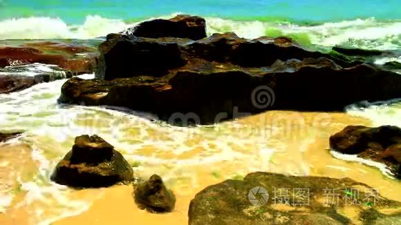 海滩上有岩石和海浪的美丽景色视频