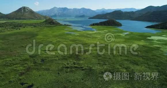 晴天在山上鸟瞰斯卡达尔湖的美丽景观.. 黑山。 湖的领地