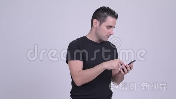 穿衣服的男人用电话接坏消息视频