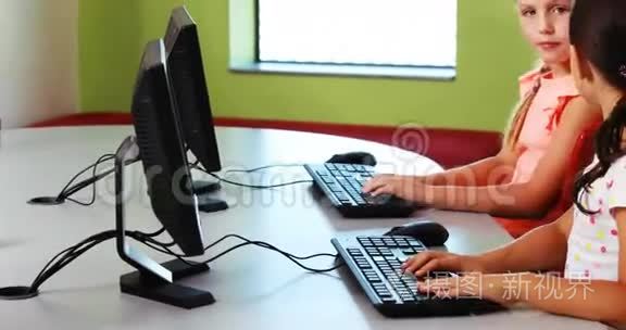 在教室里用电脑的女学生视频
