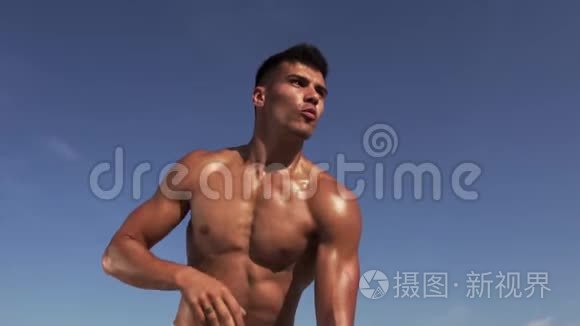 青少年肌肉男训练与水壶钟视频