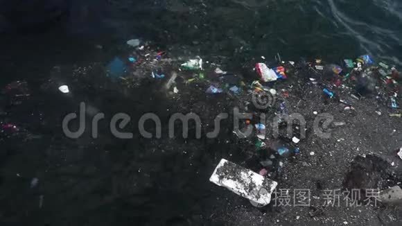 漂浮在水面上的垃圾和垃圾视频