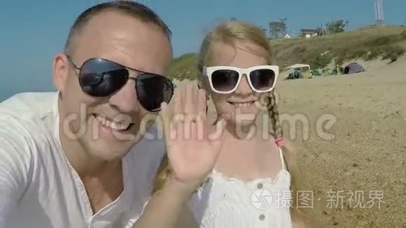 爸爸和女儿在海滩上玩耍视频