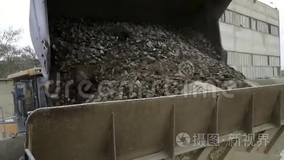 采矿机将矿石开采成精细原料视频