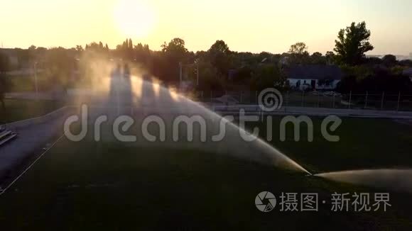 足球场草坪浇水的鸟瞰图视频