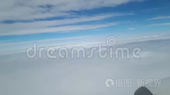 从飞机窗口看天空中的白云视频