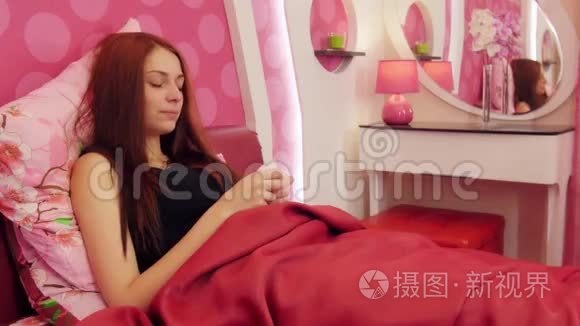 病妇在床上用纸纸组织咳嗽视频