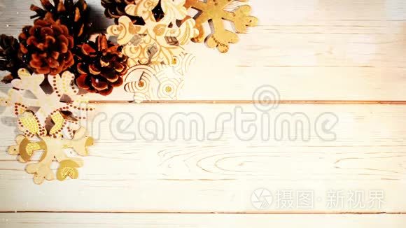 木质的圣诞装饰和降雪视频