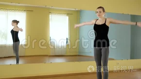 年轻美丽的女子瑜伽工作室生活视频