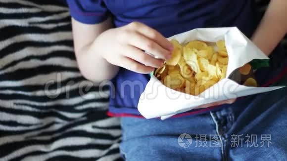 男孩吃土豆夹不健康的食物视频