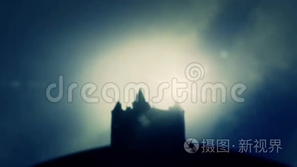 在雾天的山顶上有一座欧派斯卡里城堡