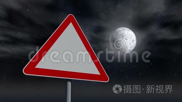 红白相间的路牌对抗变幻的天空视频