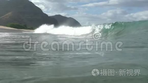 在夏威夷海滩的漂亮的桶里冲浪视频