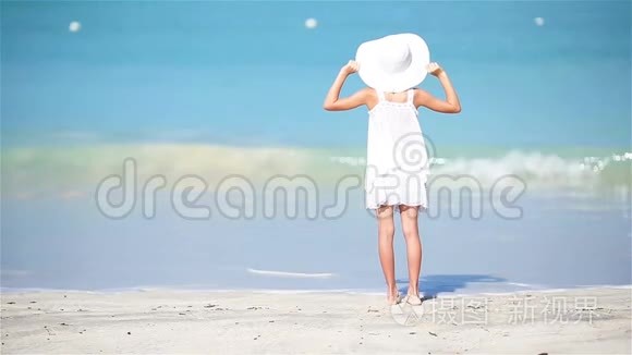 暑假期间海滩可爱的小女孩视频