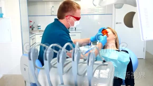牙医治疗牙齿视频