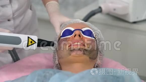 美容诊所手术过程中的年轻女性视频