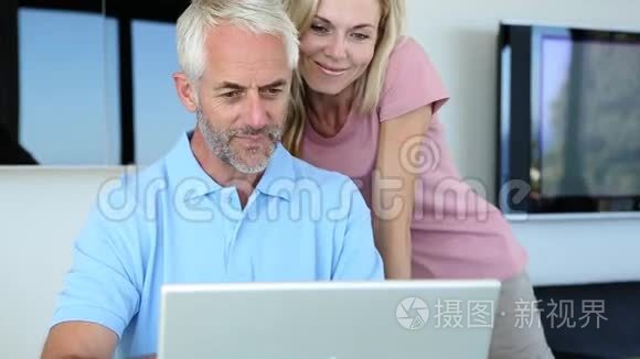 他和妻子用笔记本电脑视频