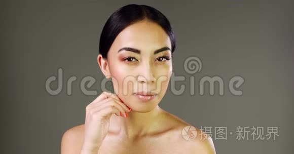漂亮的亚洲年轻女子肖像画视频