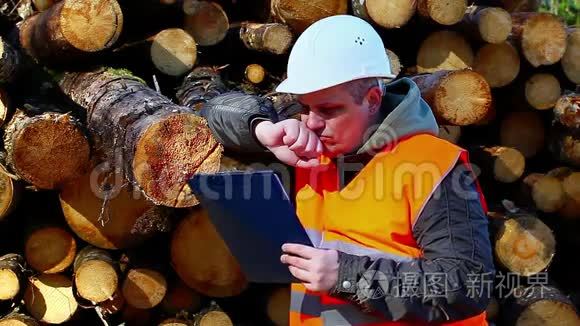 森林里的伐木工人视频