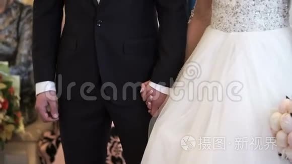 年轻的新婚夫妇在仪式上视频