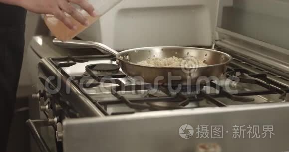 烹饪韭菜和帕尔马饭视频视频