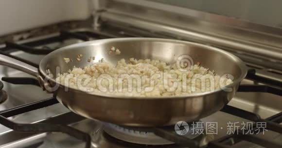 烹饪韭菜和帕尔马饭视频视频