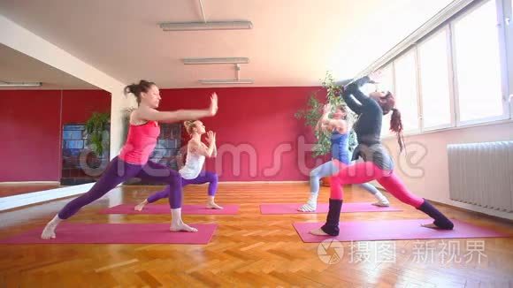 在大厅上瑜伽课的女人视频