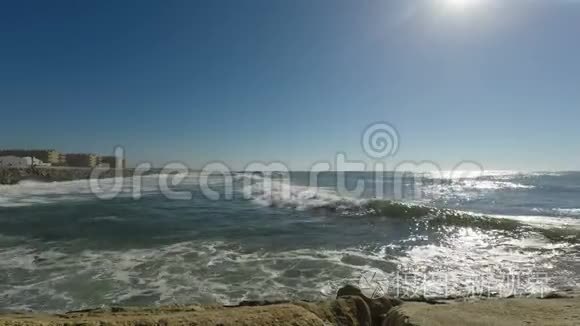 巨浪撞击大西洋海滩视频