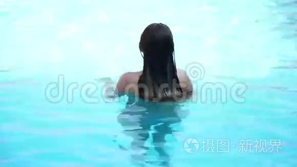 年轻快乐的女人在游泳池里游泳视频