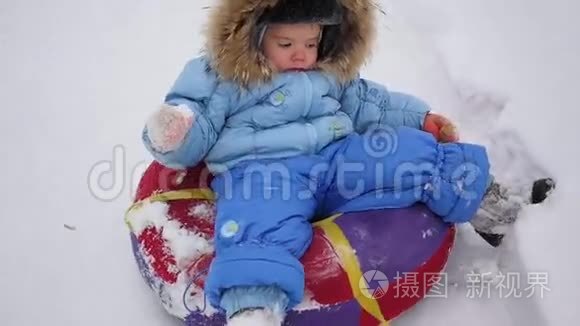 快乐的孩子在雪地上乘雪地车视频