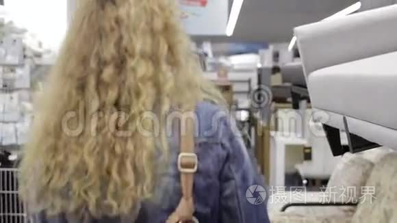 年轻女子在超市挑选商品视频