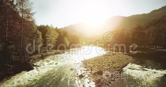 4kUHD鸟瞰图。 在阳光明媚的夏天早晨，低飞过新鲜寒冷的山河。