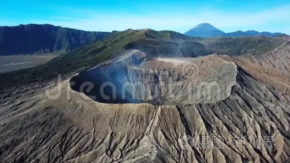 印度尼西亚东贾瓦的Bromo火山火山口。 从无人驾驶飞机俯视。 4K段