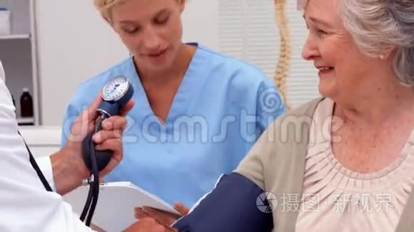 护士患者血压测量医生