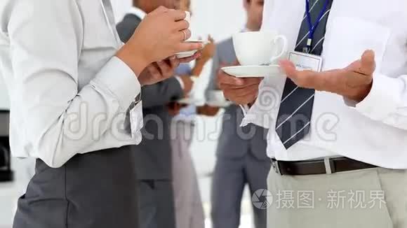 商务人士在咖啡休息时聊天视频