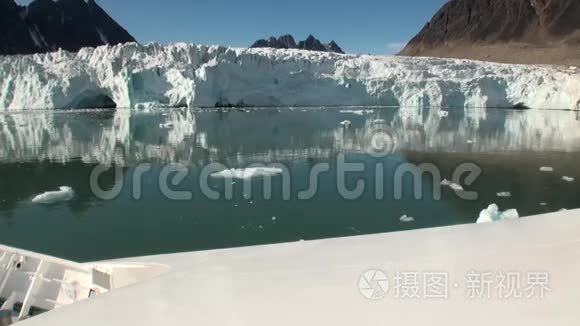 海山和反映水的大型冰山..