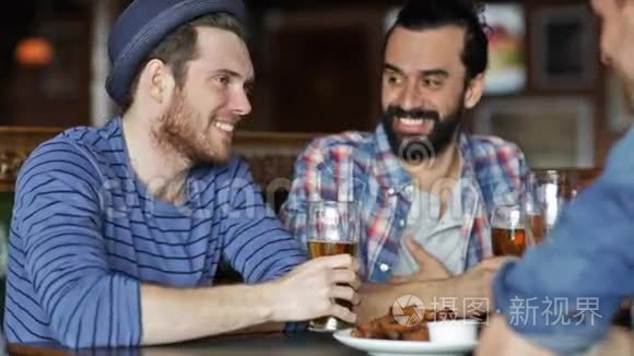 快乐的男性朋友在酒吧或酒吧喝啤酒