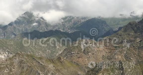 4k云团翻滚在世界屋脊的山顶和山谷。