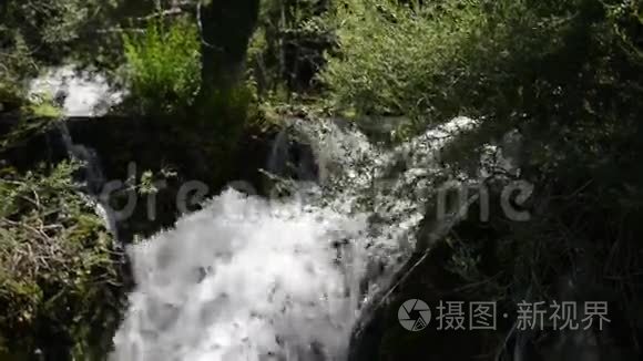 有干净和新鲜水的瀑布视频
