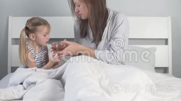 细心的妈妈给女儿喝了柠檬热茶视频