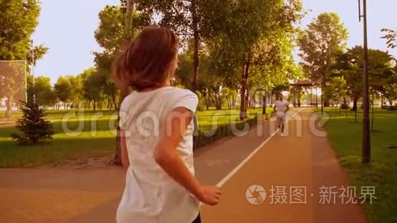 人们在城市公园慢跑视频
