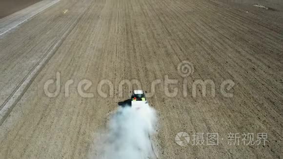 气射拖拉机在田间喷洒化学肥料视频