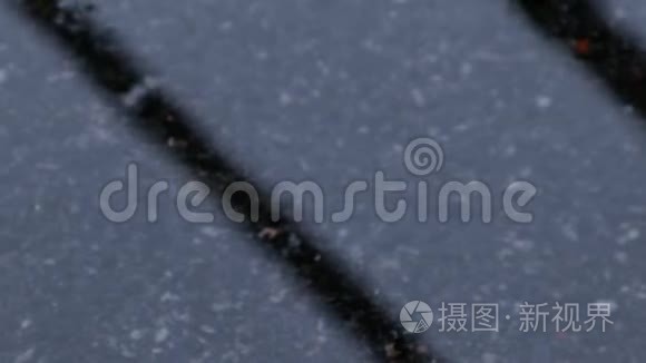 路面上的雨坑视频