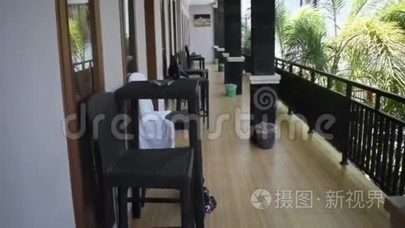 印度尼西亚巴厘岛酒店内景，从里面可以看到美丽的酒店景观，在印度尼西亚巴厘岛住的地方很好