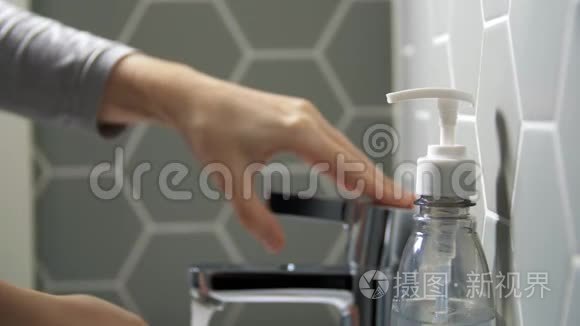 靠近女人用液体肥皂洗手视频